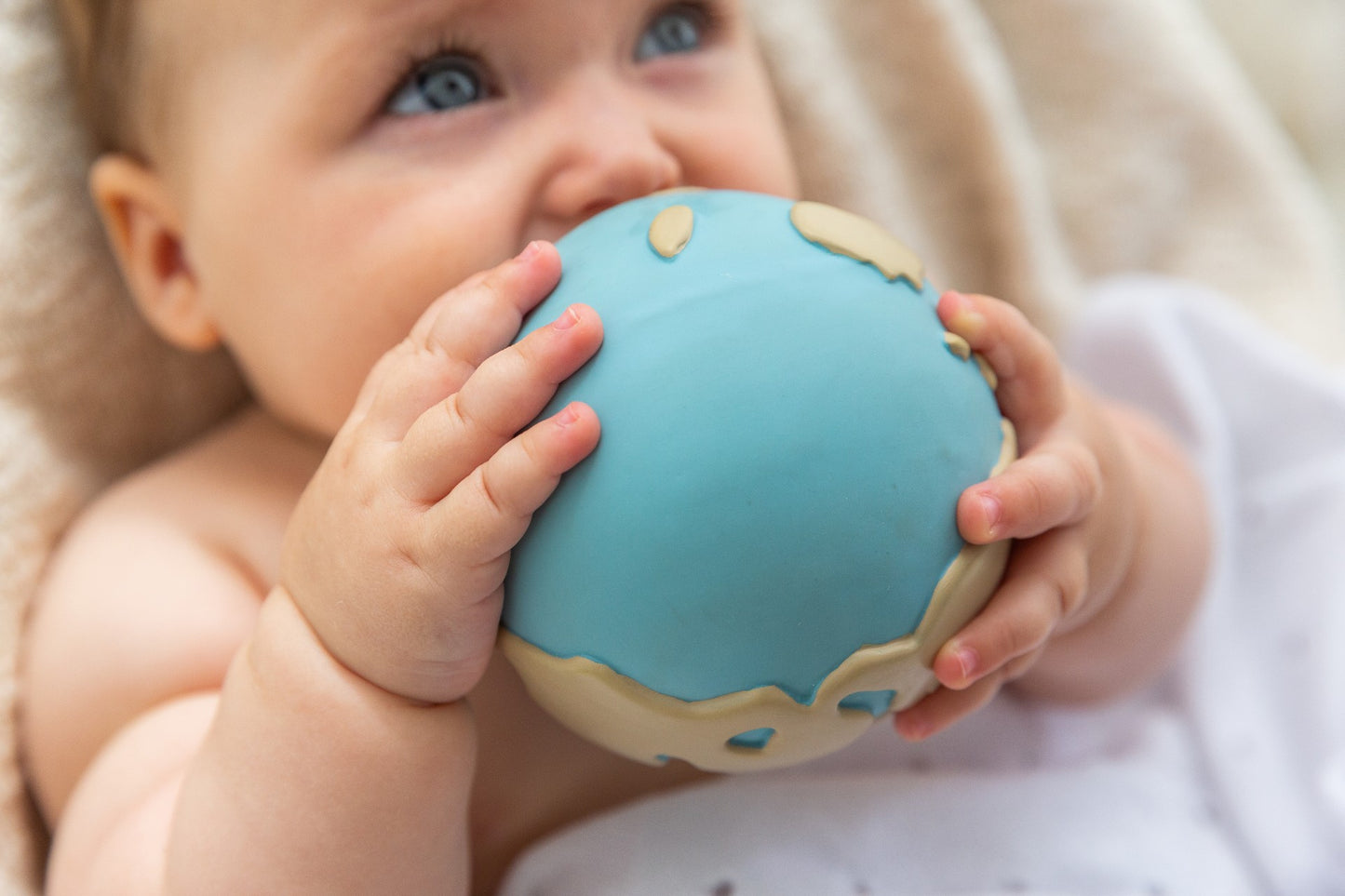 Earthy the World Ball 100% natural rubber teether and bath toy